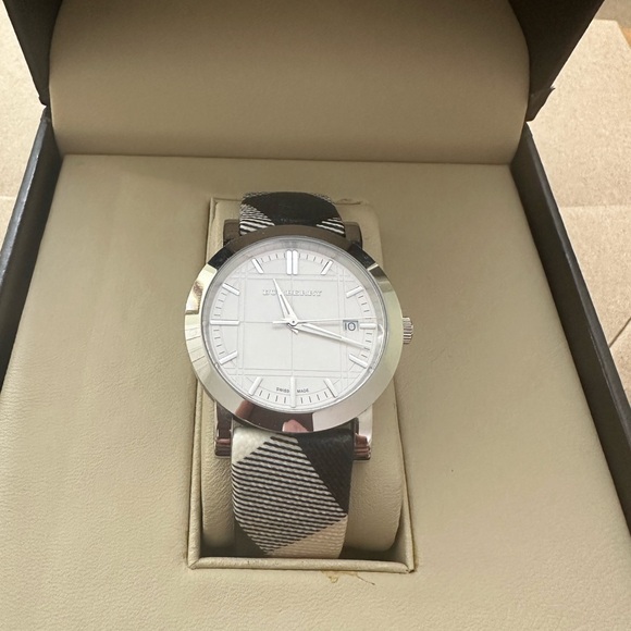 Burberry ladies watch - Picture 2 of 5